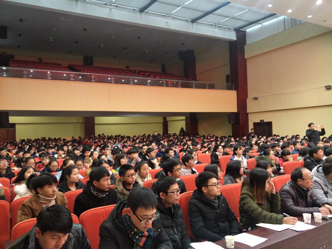 講座現(xiàn)場，老師和學生們認真聆聽專家的授課