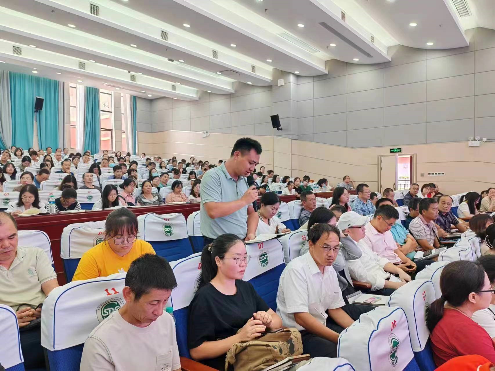 講座現場聽課老師與專家交流互動